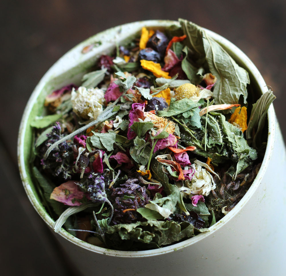 мой первый убтан. просто положила сухие травы и цветы в кофемолку все вместе, намолола, муки и глины добавила, лепотаааа