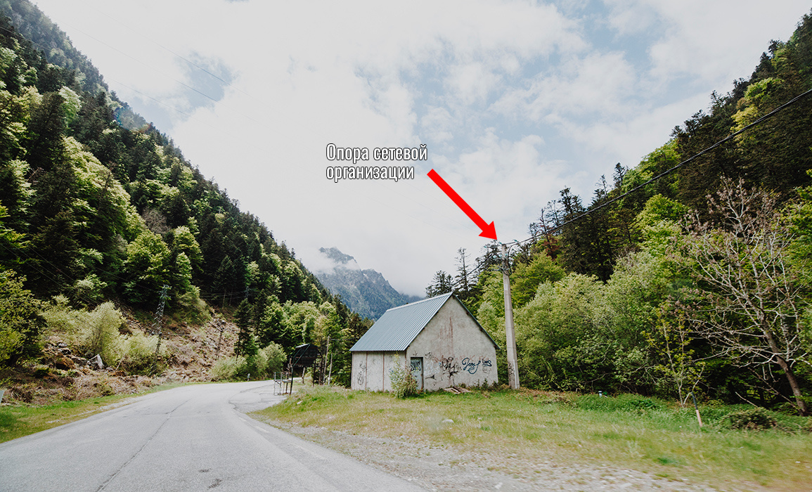 Можно ли заставить сетевую организацию построить ЛЭП прямо до дома? Изображение freepik.com