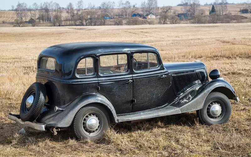    Багажник у «эмки» был мизерный, с доступом из салона.
