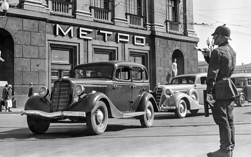    Советские новинки 1936 года – ГАЗ-М1 и ЗИС‑101 в Москве.