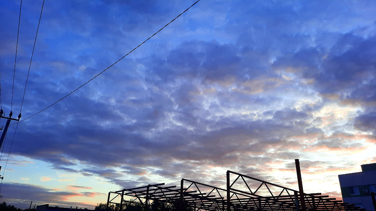 У нас рядом с домом строят что-то, вроде как тц будет, стройка очень активная 