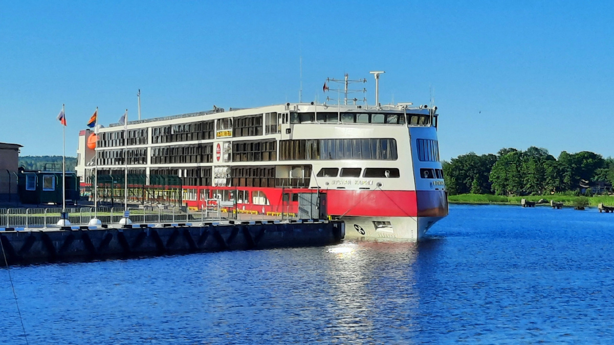 Приписанный к Санкт-Петербургском порту лайнер "Мустай Карим" - это первое построенное на верфи "Красное Сормово" судно проекта PV300. Первый круизный полноразмерный теплоход, построенный за 60 лет в СССР и современной России. Хотя сами речные круизы были популярны в Советском союзе, суда заказывали где угодно (ФРГ, Чехословакия, Югославия и даже Великобритания) но только не на своих верфях. Таким образом 90-е не развалили индустрию, её просто не существовало. А теперь есть и "Мустай Карим" хоть и первое, но далеко не единственное из уже построенных и строящихся на НАШИХ верфях!
