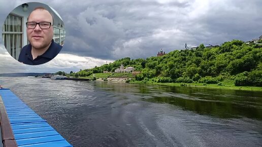 Покидая город Сарапул 27.06.2024 на речном теплоходе. 🛳️ Вид на берег, воду, стоящий рядом теплоход. Общение с друзьями и подписчиками.