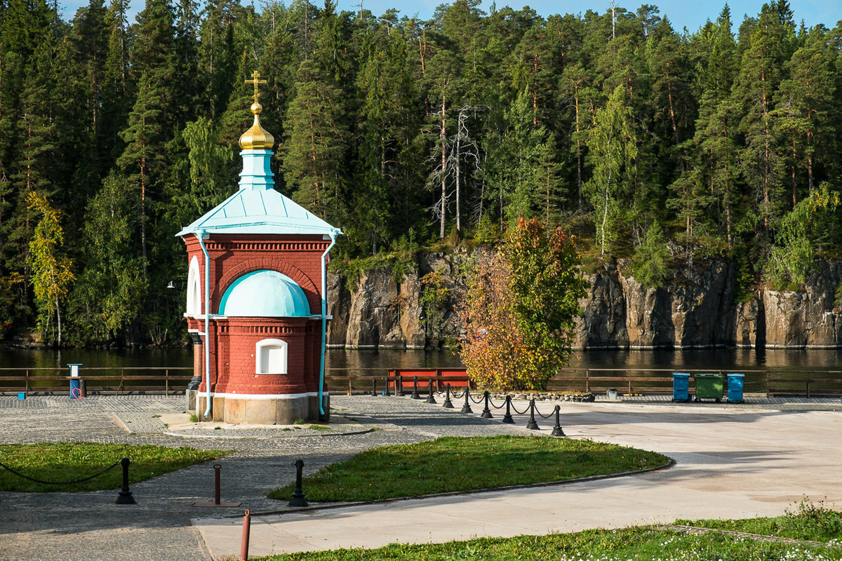 Типичный валаамский пейзаж: скалы, лес, озеро, часовенка. Фото: ibardin / Яндекс Карты