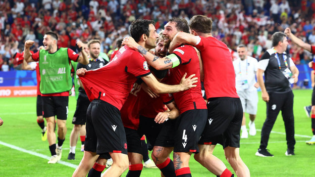    Футболисты сборной Грузии празднуют победу над Португалией и выход в 1/8 финала Евро-2024. Reuters