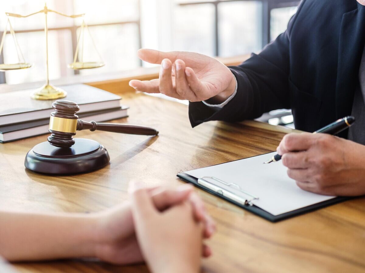    Адвокат во время консультации с клиентом© iStock.com / Pattanaphong Khuankaew