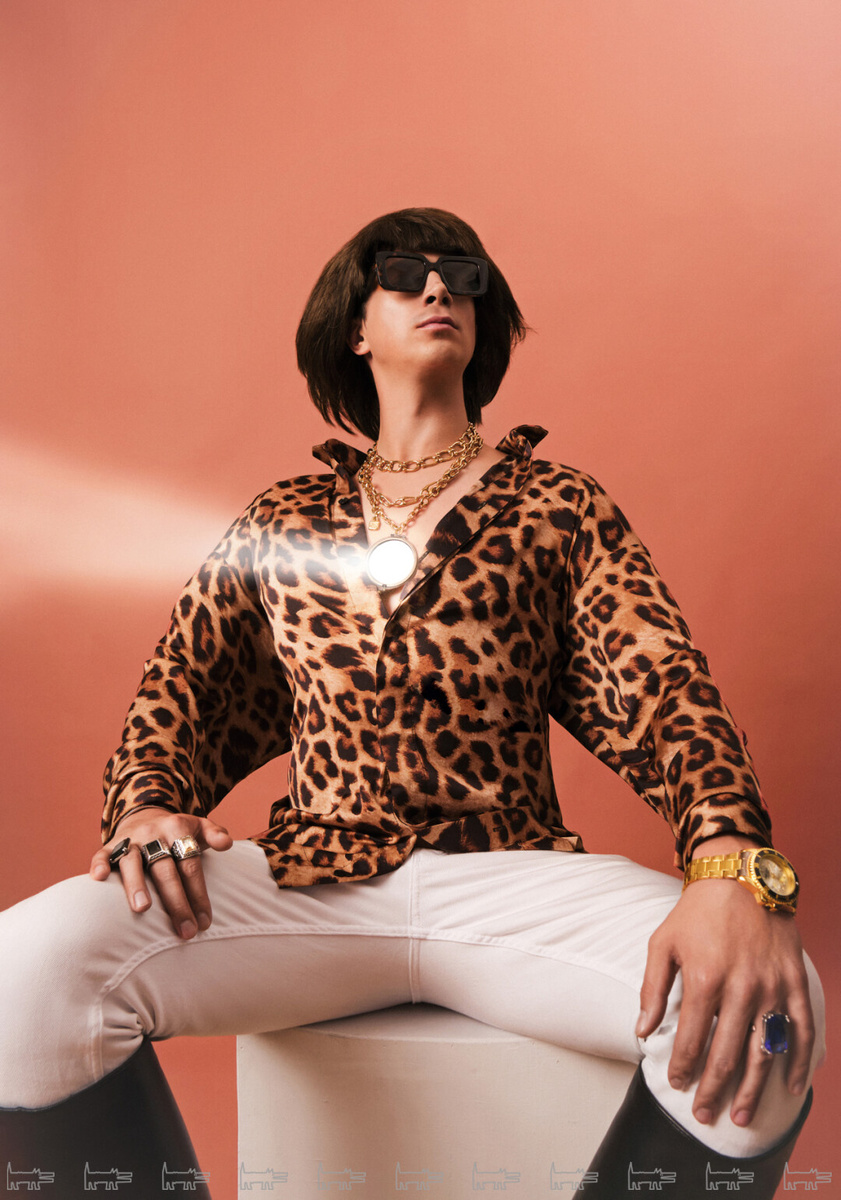    Ослепительный леопард Александр, когда его персики зардели огоньками и отразили зеркальцами солнце На Илье: рубашка CHERNIM CHERNO, цепи UNODE50, очки UGOL («Уголь Оптика») Фото: Наталья Скворцова