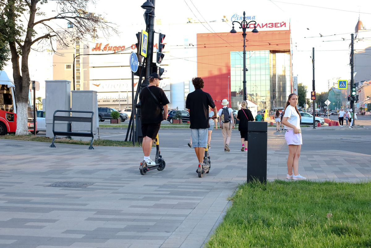Два человека не должны находиться на одном самокате.  Фото: Фото: ФедералПресс / Елена Майорова