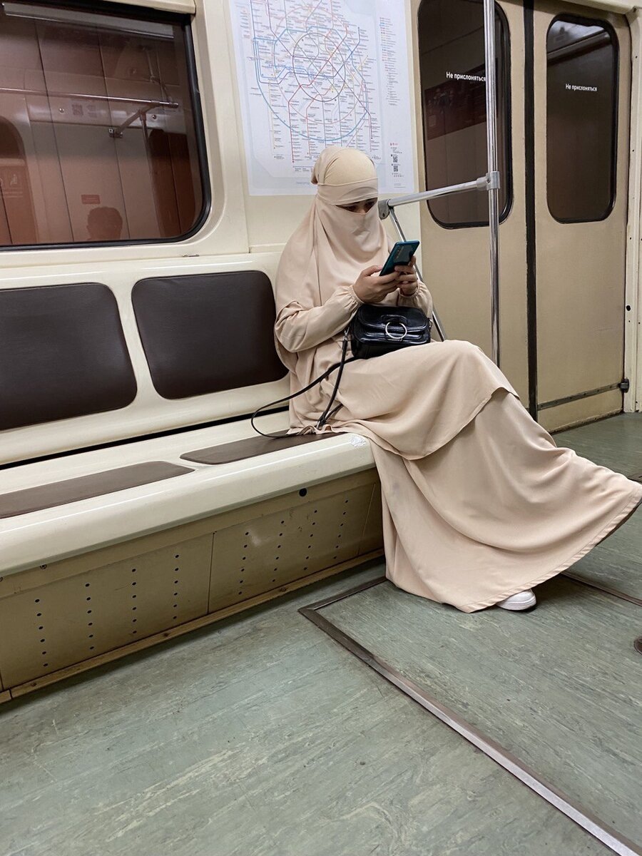 Женщина в никабе. Московское метро, июль 2023