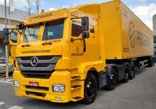 Бронированный 8-колёсный седельный тягач "Мерседес" бразильского филиала испанской фирмы "Просегур" (крупнейшей в Испании частной компании в охранном и инкассаторском бизнесе).