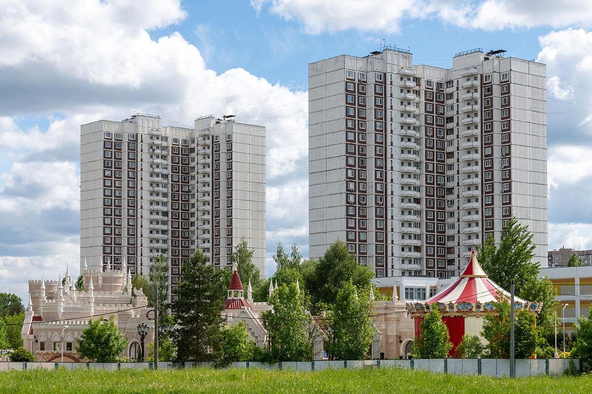 Панельный дом серии П-44 Источник фото: https://ru.dreamstime.com/photos-images/zelenograd.html?pg=2