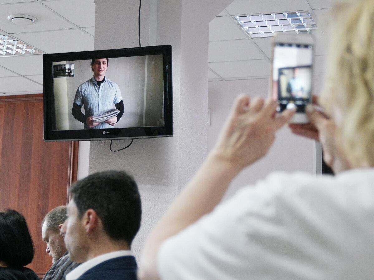    Гражданин США Роберт Гилман во время рассмотрения апелляционной жалобы на приговор в виде 4,5 года колонии общего режима за нападение на полицейского в Воронеже© РИА Новости / Андрей Архипов