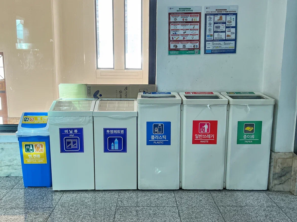 Мусорки в Сеульской библиотеке. Фото автора