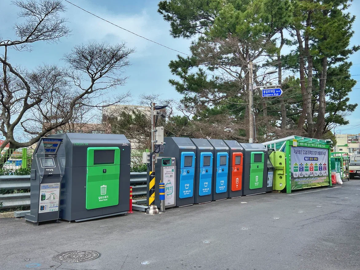 Мусорные контейнеры открываются специальной карточкой. Остров Чеджу. Фото автора. Листайте галерею, чтобы увидеть больше