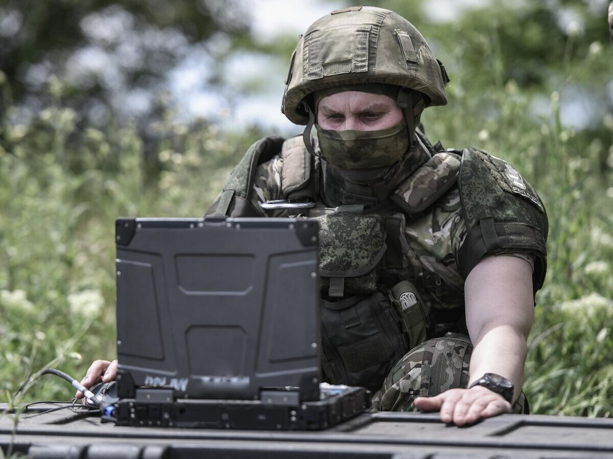    Военнослужащий ВС РФ управляет беспилотным летательным аппаратом в зоне проведения специальной военной операции© РИА Новости / Константин Михальчевский