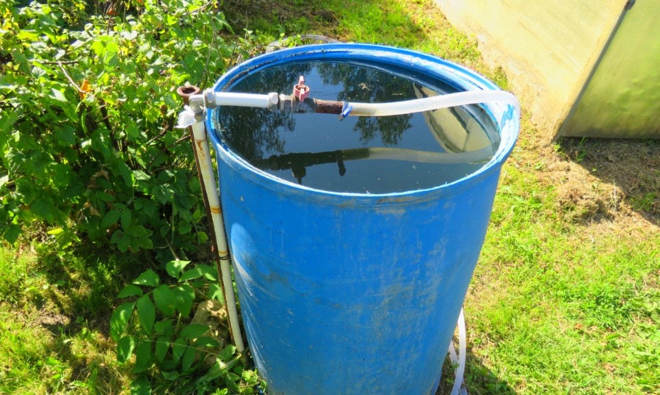  Многие владельцы частных домов предпочитают оборудовать для себя личную скважину, чтобы автономно обеспечивать себя водой.