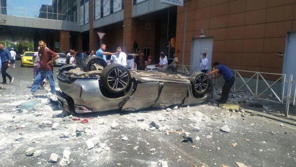 В Сети до сих пор обсуждают трагедию в Краснодаре, где с высоты третьего этажа рухнул BMW. Обложка © Telegram / SHOT