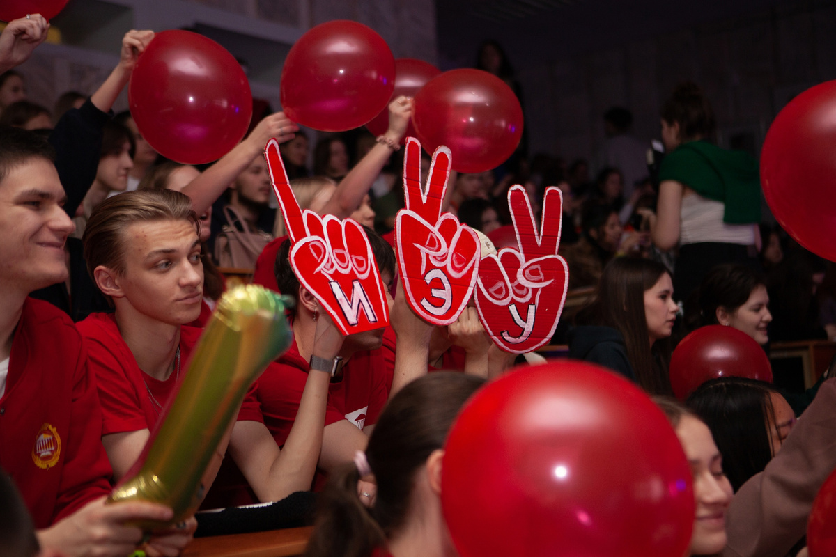 Студенты института экономики и управления ВолГУ продолжают удивлять своими креативными инициативами, активно участвуя в общественной жизни университета.-13-3