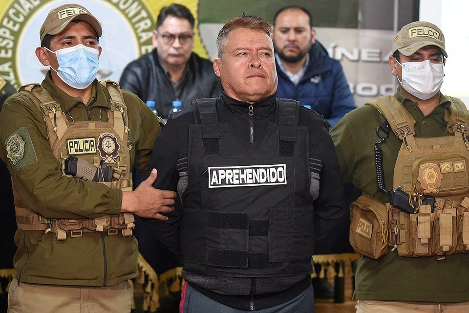    Мятежный генерал Хуан Хосе Суньига (в центре) в окружении полицейских после неудачной попытки госпереворота. REUTERS