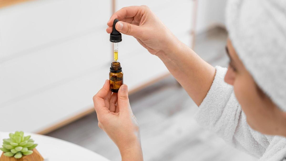    Женщина готовится к косметическим процедурам:Freepik