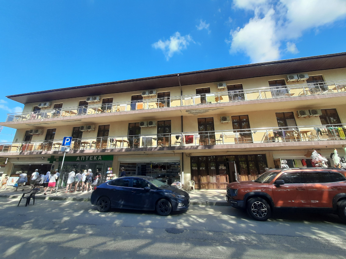 Гостиница "Наше море" на ул. Мира в Витязево