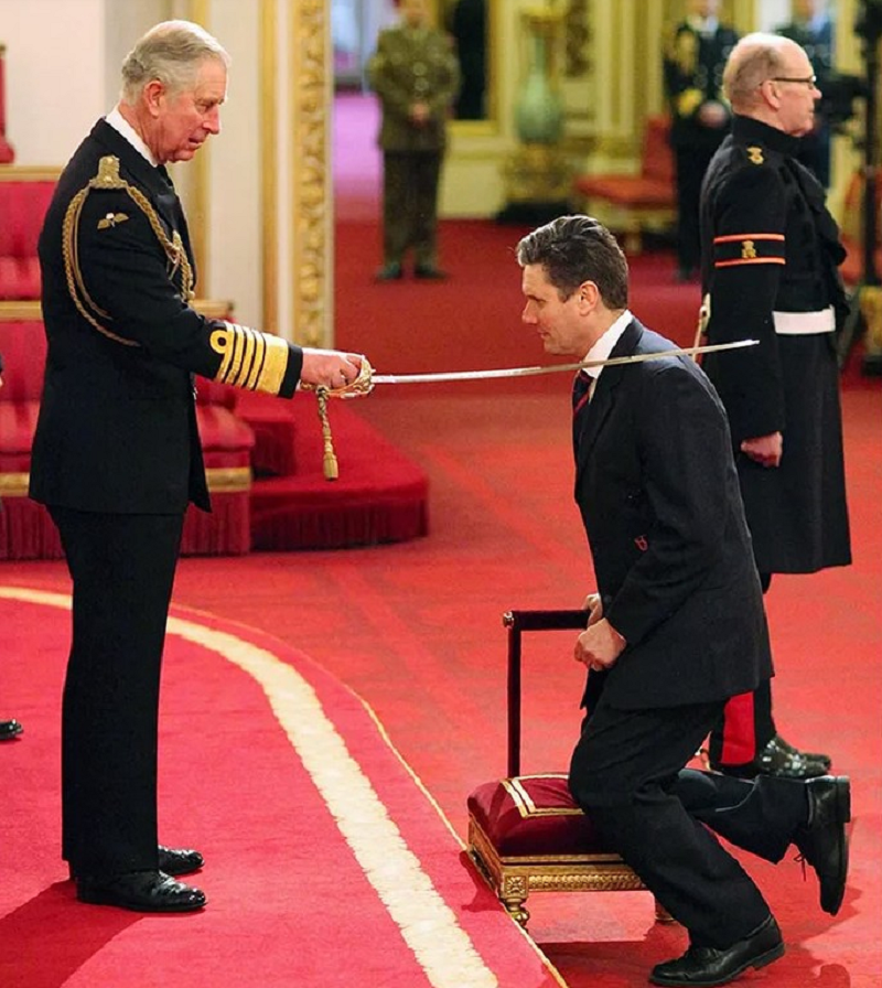 Г-н Стармер был посвящен в рыцари Чарльзом, тогда принцем Уэльским, в 2014 году в знак признания его роли в качестве генерального прокурора королевства. Press Association, via Alamy