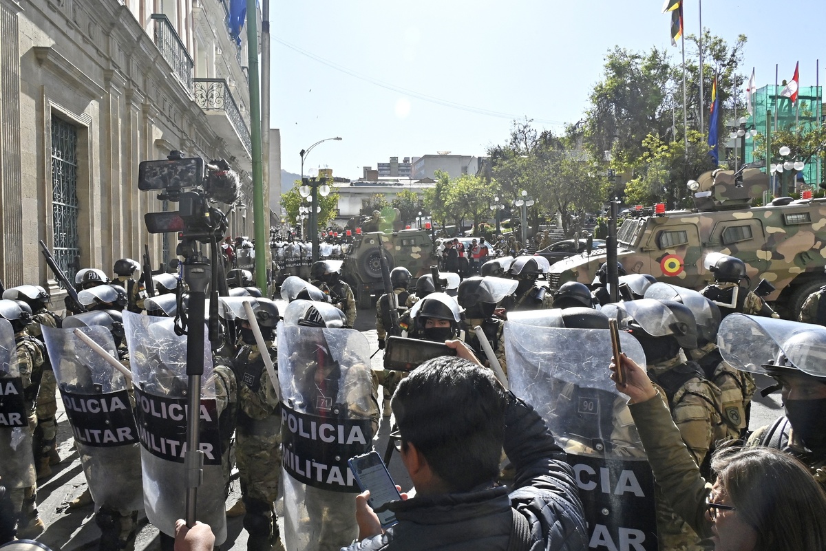 📷 📷 📷 📷   Военные заняли площадь перед зданием правительства в Боливии