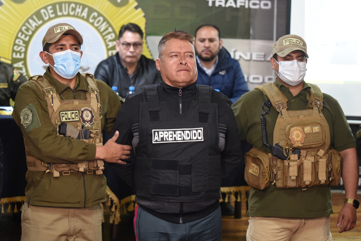    Дворец правительства в Ла-Пасе напоминал арену боевых действий, но переворот провалился. Его зачинщик, главком ВС Боливии Хуан Хосе Суньига, арестован. / REUTERS