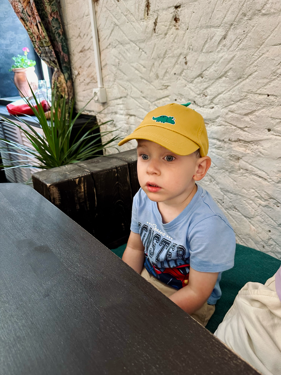 В ожидании яичницы в кафе рядом с детской площадкой.