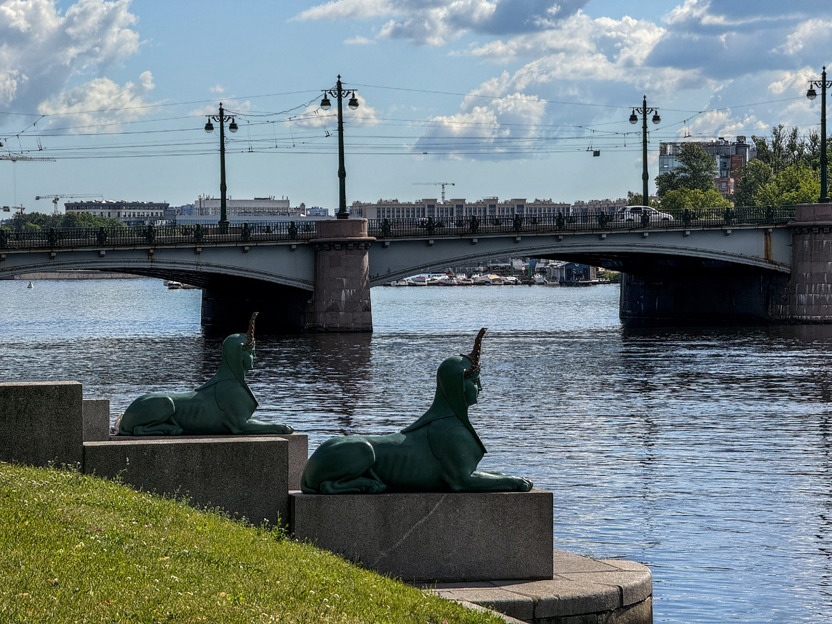 На Каменном острове можно увидеть сфинксов - точную копию сфинксов у Египетского моста. Скульптуры были изготовлены в 1826 году Павлом Соколовым как пробные отливы.  Фото автора