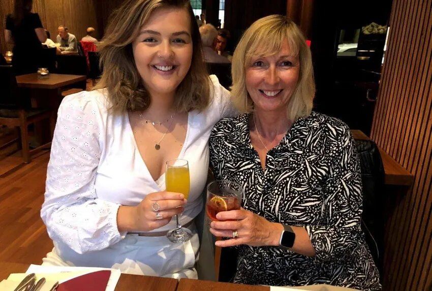 СТЕФАНИ С МАМОЙ, КОТОРАЯ ЕЕ СПАСЛА. ФОТО: MIRROR.CO.UK