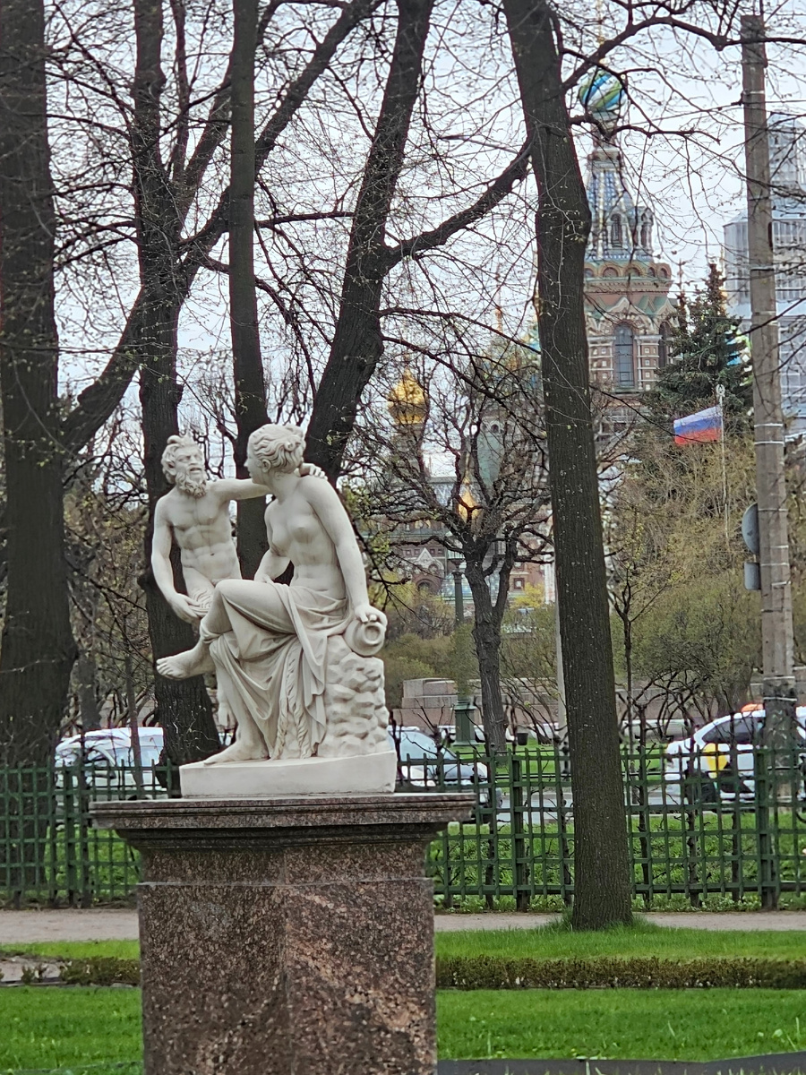 Скульптурная группа Сатир и вакханка ( автор фото  Л. Баева)