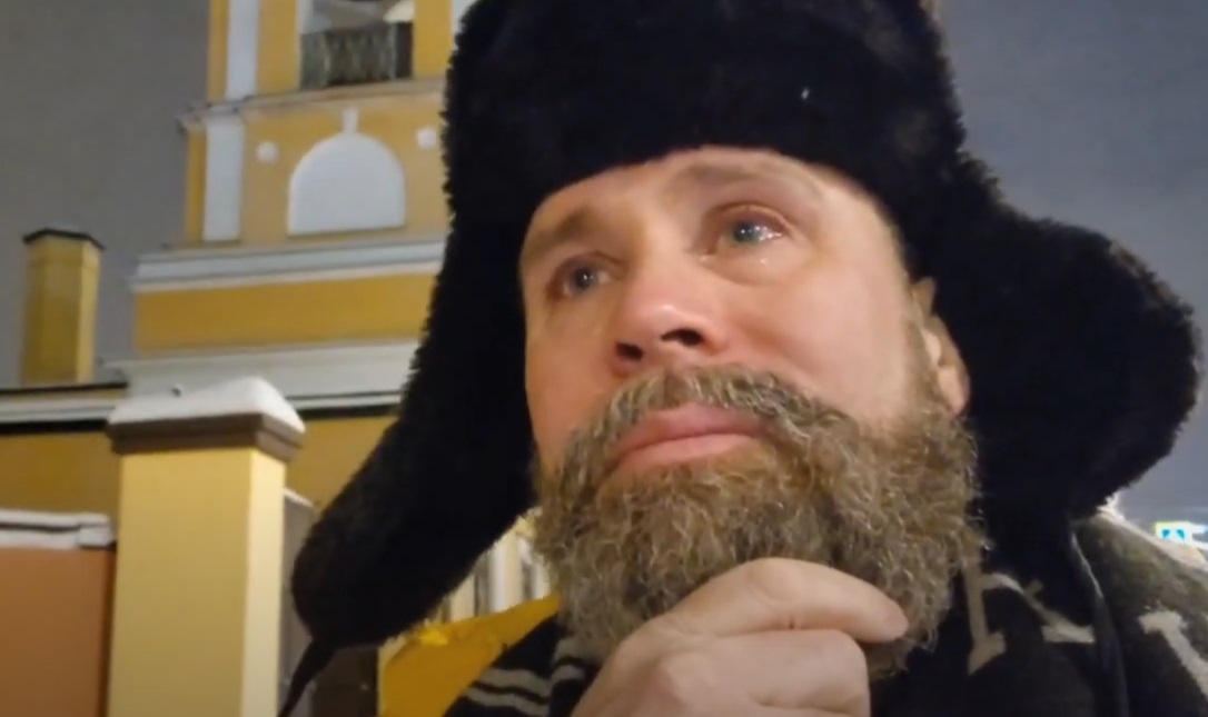 ОДНО ИЗ САМЫХ ТРОГАТЕЛЬНЫХ ВИДЕО КРАЙН ЗАПИСАЛ НА РОЖДЕСТВО В МОСКВЕ, ПРИЗНАВШИСЬ В КАДРЕ: "СТОЮ И ПЛАЧУ КАК РЕБЁНОК. ПОТОМУ ЧТО Я СЧАСТЛИВ". ФОТО: СКРИНШОТ/WWW.YOUTUBE.COM/WATCH?V=VXY-BVAYDS4.