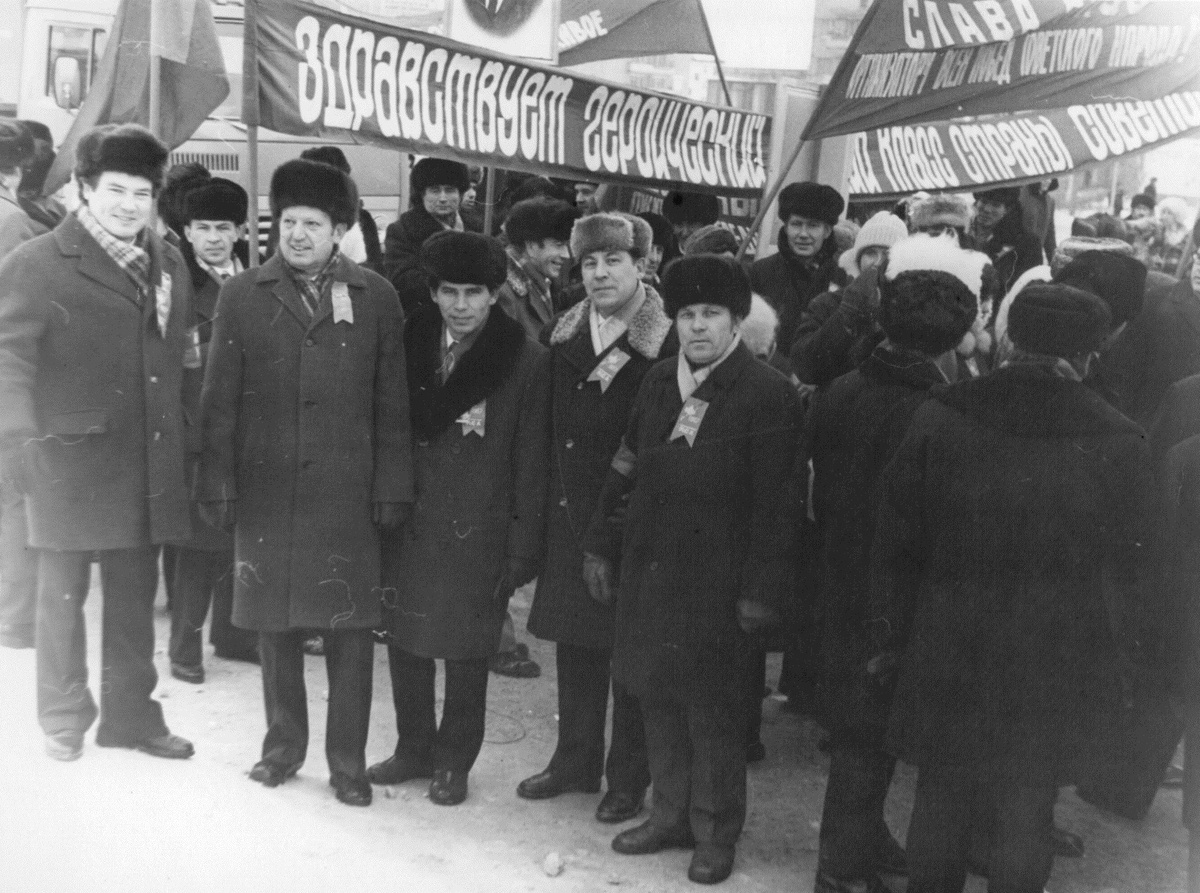 На переднем плане слева направо: 1. Пряхин Пётр Петрович – заместитель начальника корпуса стального литья 2. Шаблыгин Лев Николаевич – главный инженер литейного завода.3. Миронов Юрий Фадеевич - председатель профкома литейного завода (1972-1974). 4. Шимолин Евгений Г. - председатель профкома корпуса стального литья. 5. Цыганцов Владимир Алексеевич – начальник корпуса стального литья.
