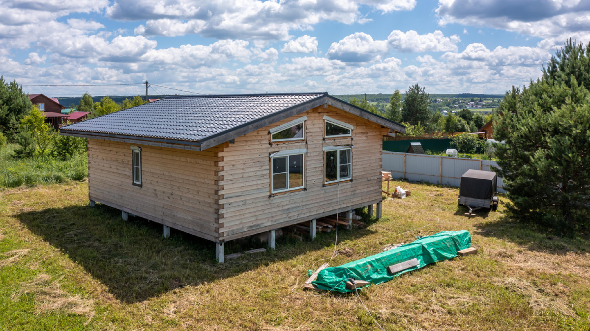 Внешнюю отделку ещё не делали. Надо шлифовать и красить брус, делать проводку под подсветку, подшивать крышу имитацией бруса и закрывать цоколь. 
