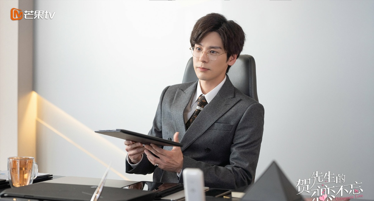  Директор Хэ (Вэй Чже Мин) на рабочем месте,  кадр из дорамы.