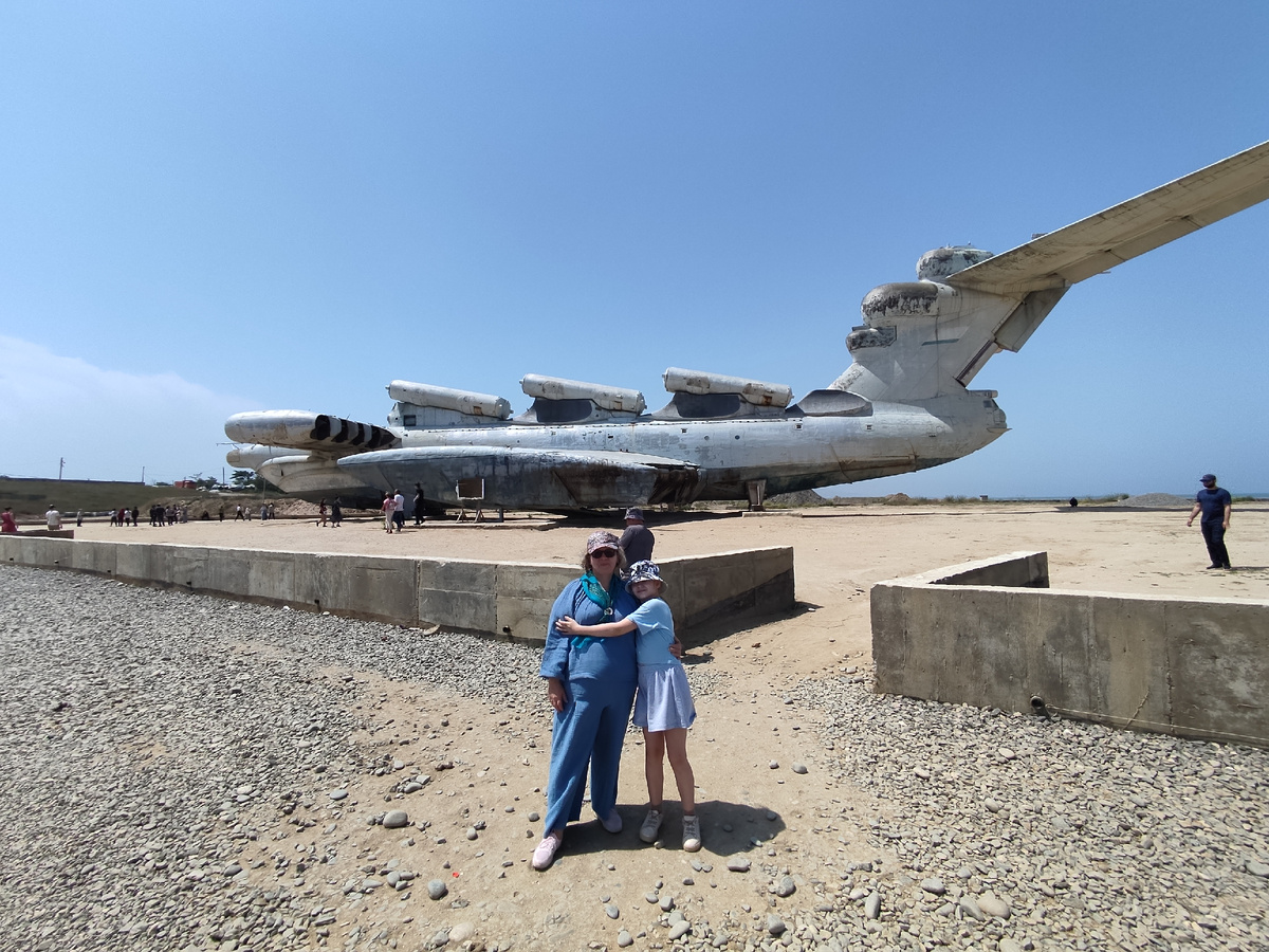 Мы на фоне экраноплана Лунь