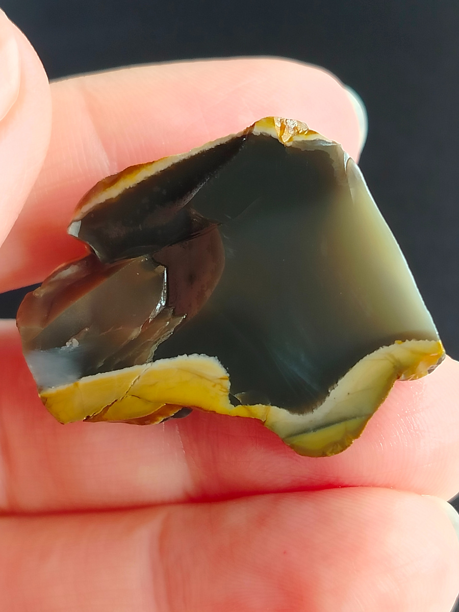 Полупрозрачный кремень в корке