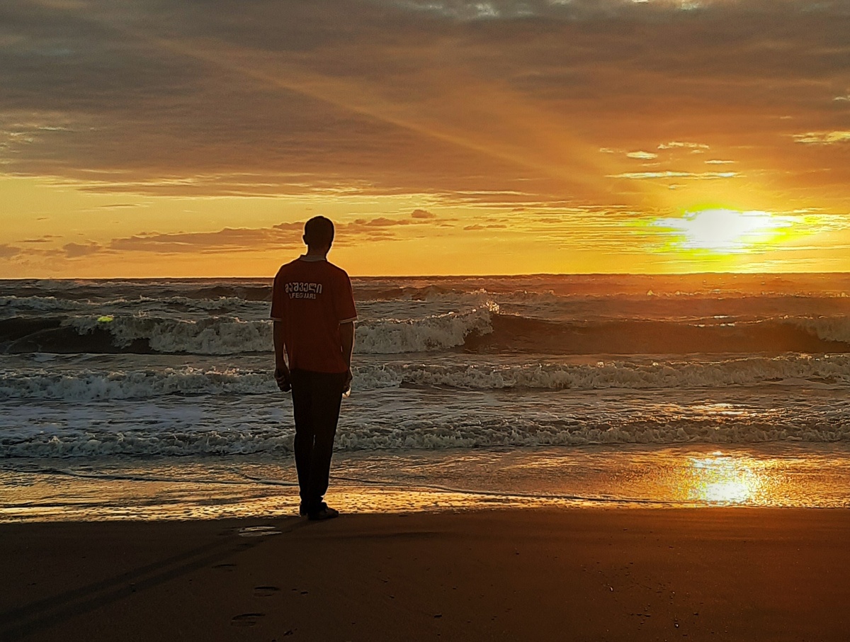 Мое фото. Спасатель в лучах закатного солнца. Поти. Грузия.