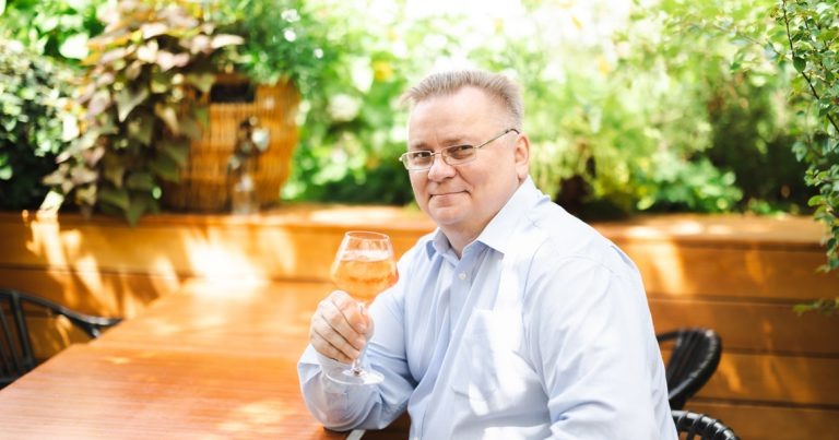 Винный критик и дегустатор Денис Руденко за свою двадцатилетнюю профессиональную жизнь попробовал около 50 тыс. образцов вина и отсудил больше 30 винных конкурсов.