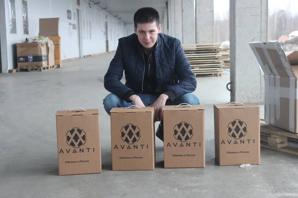 Это приехавшие кальяны через транспортную компанию. На момент заказа на рынке они стоили около 7.000 рублей. Мне достались от производителя по 2.600 + доставка рублей по 200 на каждый.