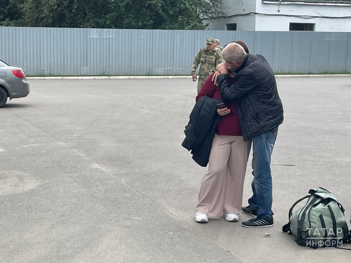 ​Провожать героев пришли их самые близкие люди. Фото: © Дмитрий Шатров / «Татар-информ»