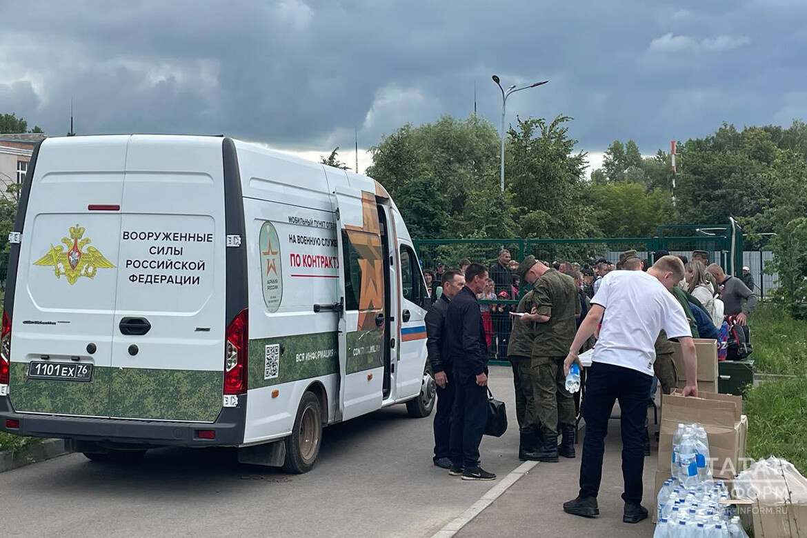Из Казани в разные военные части в несколько регионов России сегодня отправились военнослужащие по контракту. Фото: © Дмитрий Шатров / «Татар-информ»