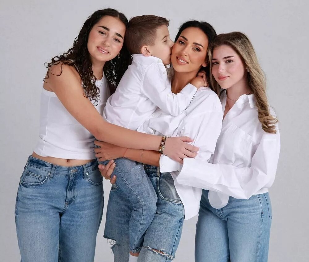 Алсу с детьми📷
