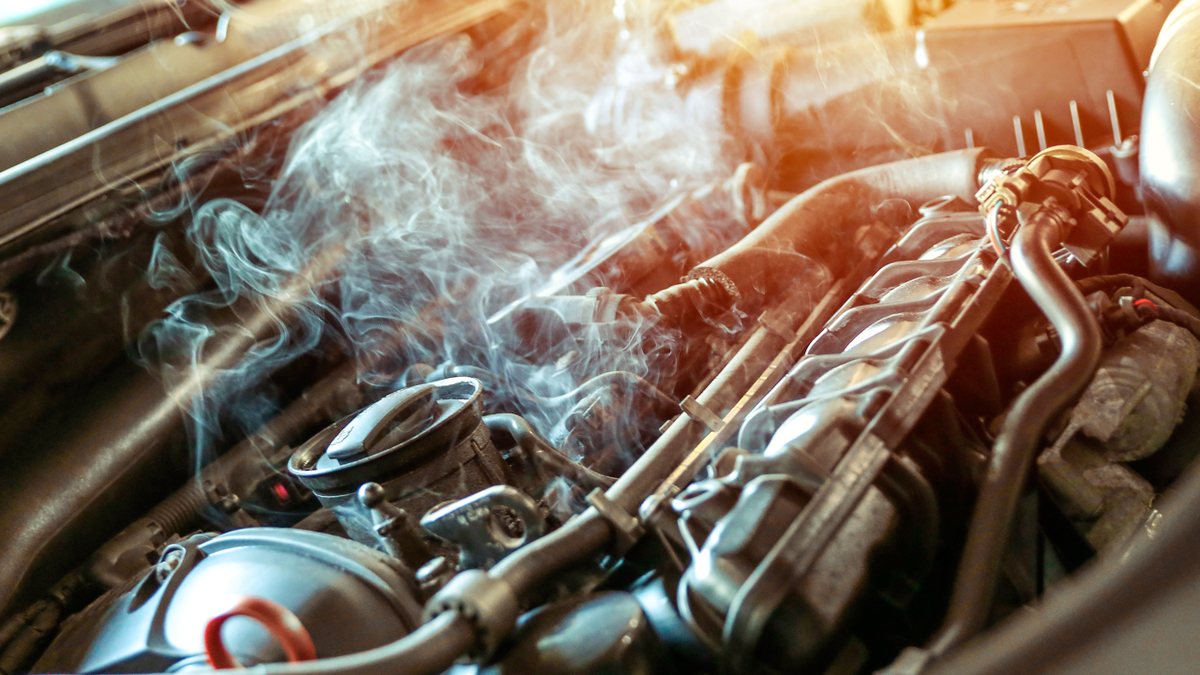 Перегрев двигателя авто. Источник изображения: Petr Smagin / Shutterstock.com