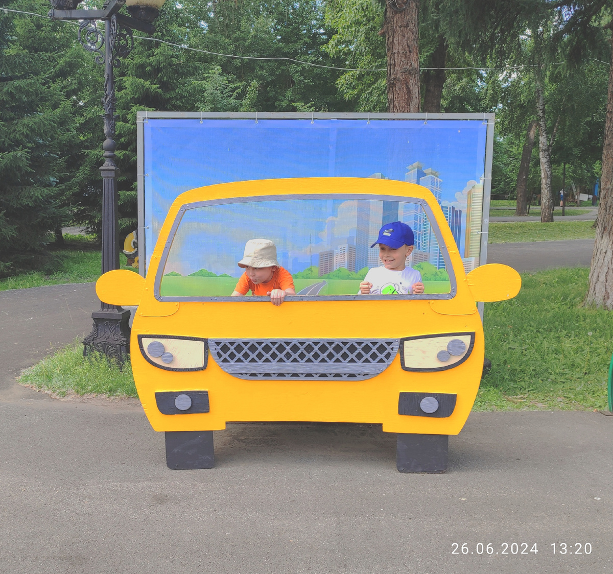 Паша - пассажир. Вадим - за рулём гоночных Джигулей