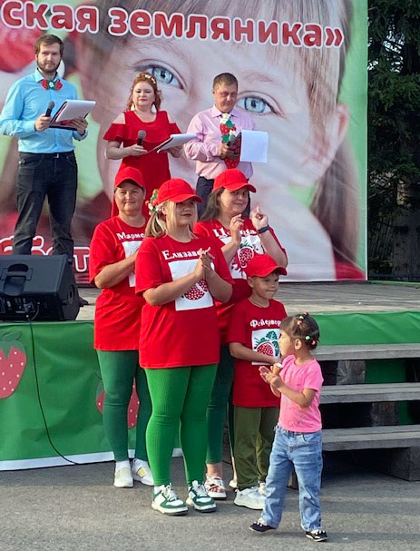 На фестивалях «Субботинская земляника» семья фермеров всегда выделяется яркими костюмами, позитивом и хорошим настроением