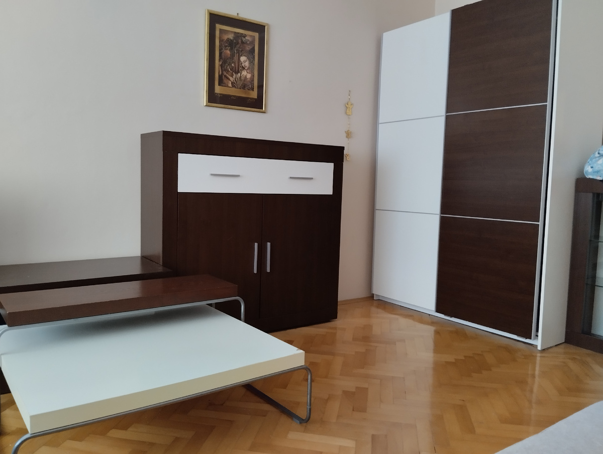 Фото моё. Я сижу на диване и улыбаюсь