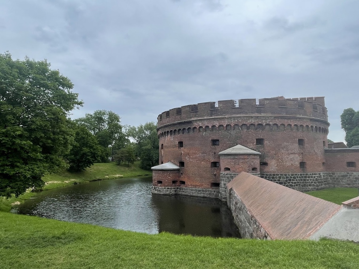 Башня с окружающим ее рвом