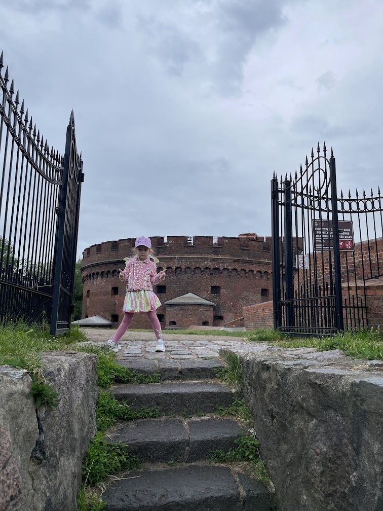 С обратной стороны башни